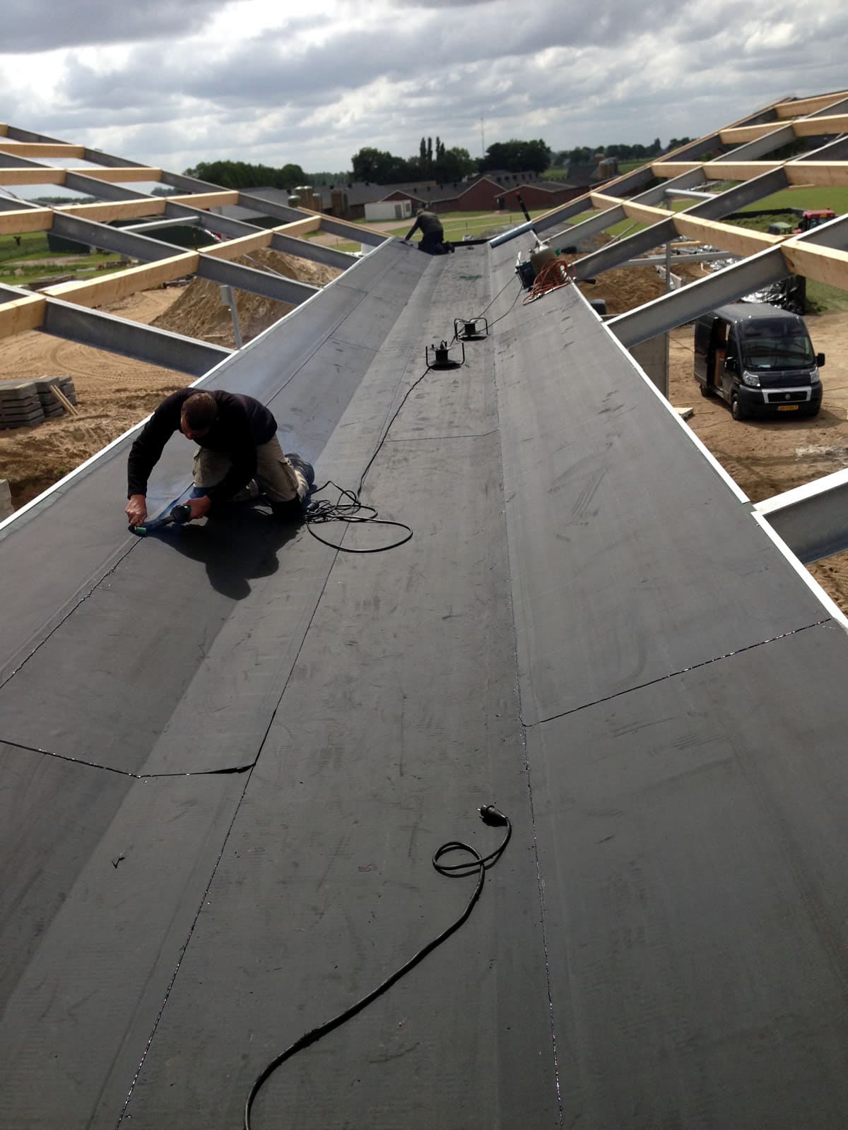 Brede zakgoot tussen stallen