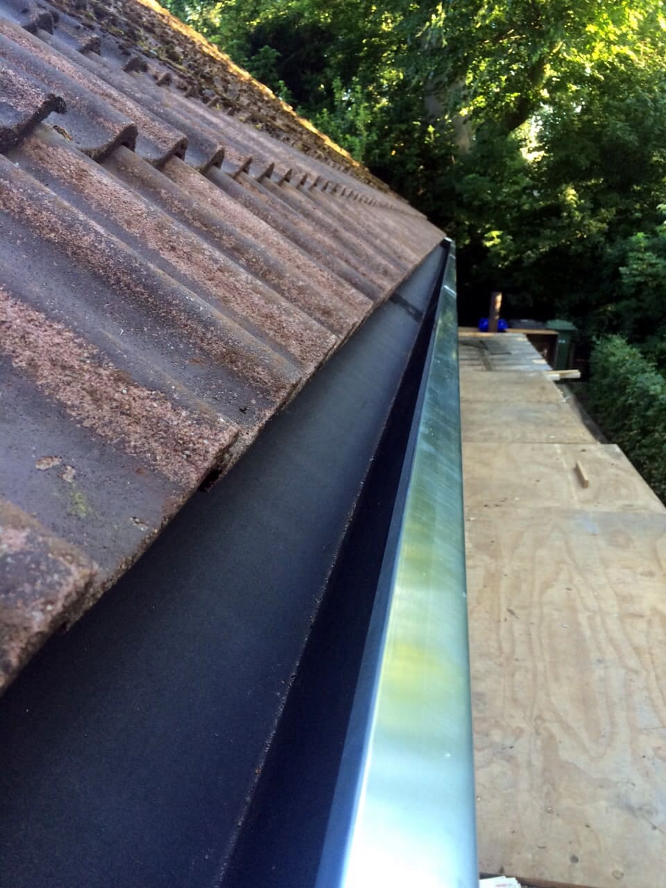 Nieuwbouw dakgoot tijdens renovatie van een huis